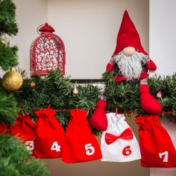 Adventní velurové kalendářové tašky velikosti 15 x 20 cm - červená a bílá + bílá a červená čísla Vánoční