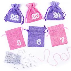 Adventní jutové tašky z kalendáře o velikosti 12 x 15 cm, růžová a fialová + bílá čísla Vánoční taška