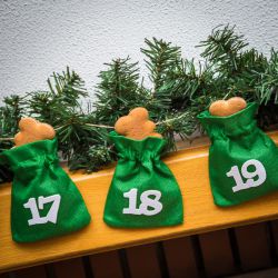 Adventní kalendář - jutové pytlíky 12 x 15 cm - zelené + bílá čísla Jutové sáčky