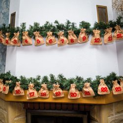 Adventní kalendář - jutové pytlíky 12 x 15 cm - světle hnědé + červená čísla Svátky a k příležitosti