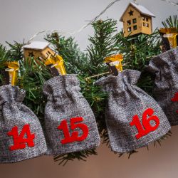 Adventní kalendář - jutové pytlíky 12 x 15 cm - šedé + červené číslice Vánoce