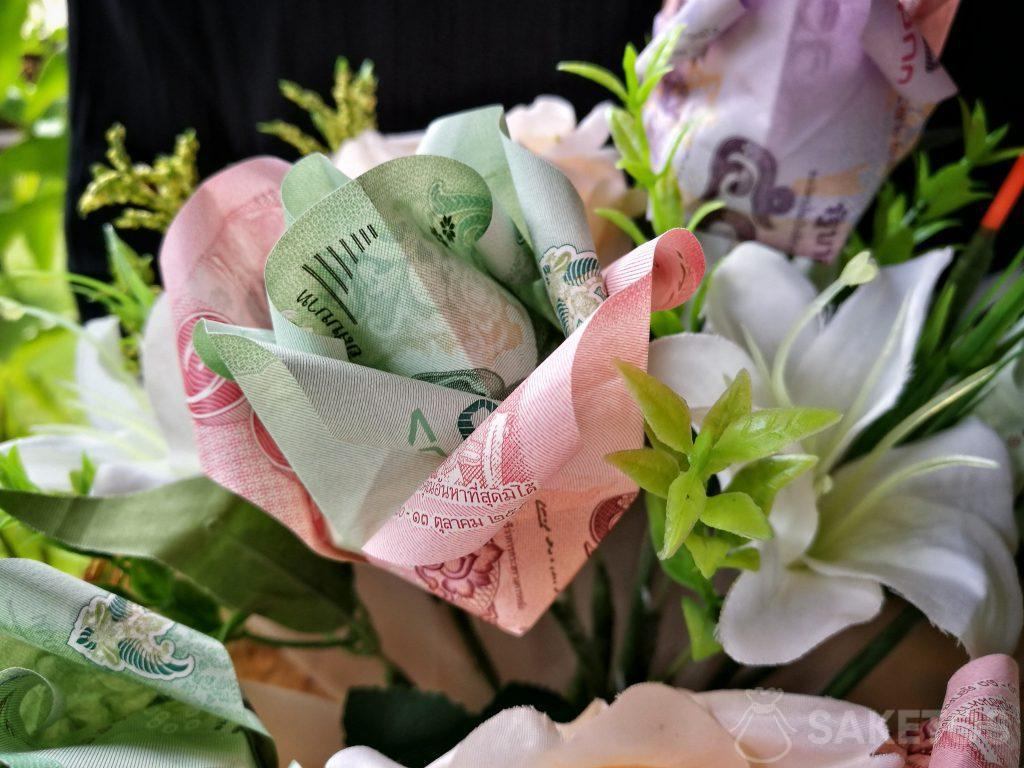 Svatební kytice s origami květinami z bankovek