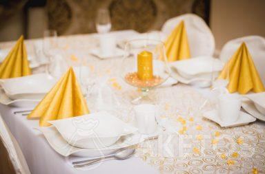 3. Dekorativní stolní prostírání v odstínech bílé a zlaté