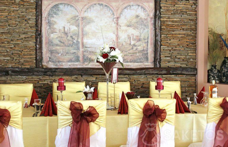 1.Dekorativní stolní prostírání ve vínovočervené barvě (bordeaux) - váza, ubrousky, svícny a mašle na židlích