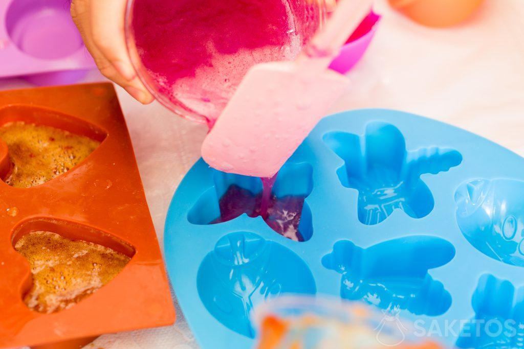 Domácí mýdlo DIY lze nalít do silikonových forem.