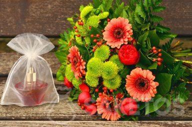 Dárkový set pro ženu - kytice květin a parfémů v sáčku z organzy