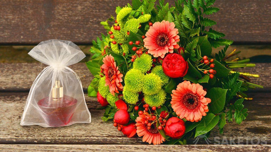 Dárkový set pro ženu - kytice květin a parfémů v sáčku z organzy