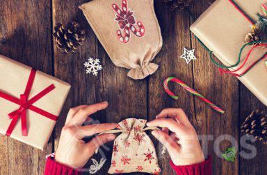 Látkové sáčky jsou perfektní odpovědí na otázku, jak pěkně zabalit vánoční dárek.