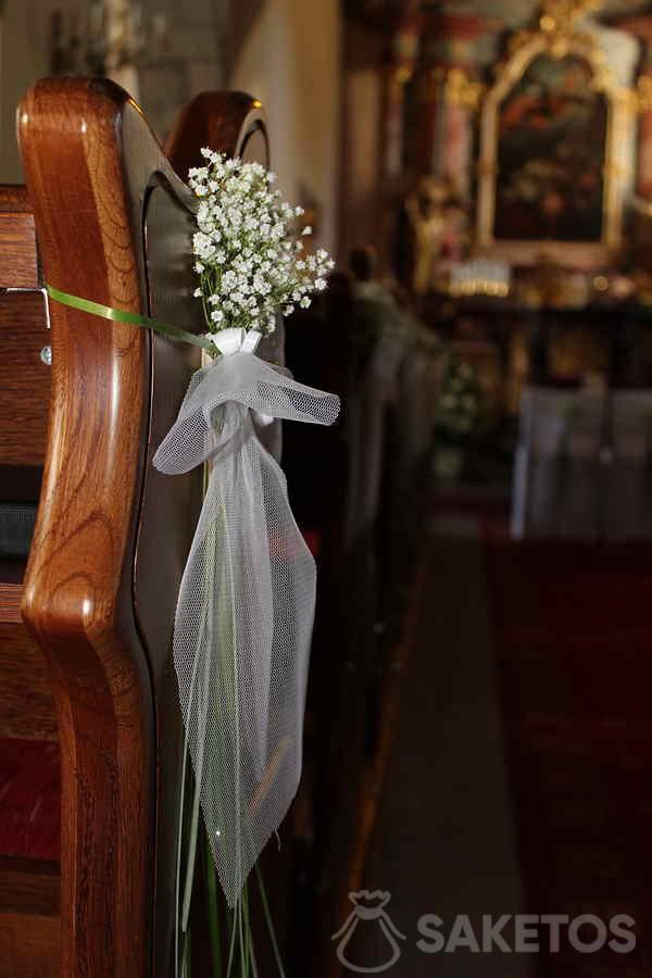 Kytice z květů gypsophily - dekorace na lavici v kostele