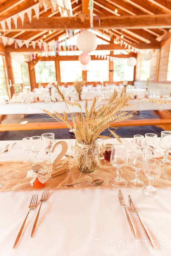 rustikální svatba - výzdoba svatebního stolu pro rustikální svatbu
