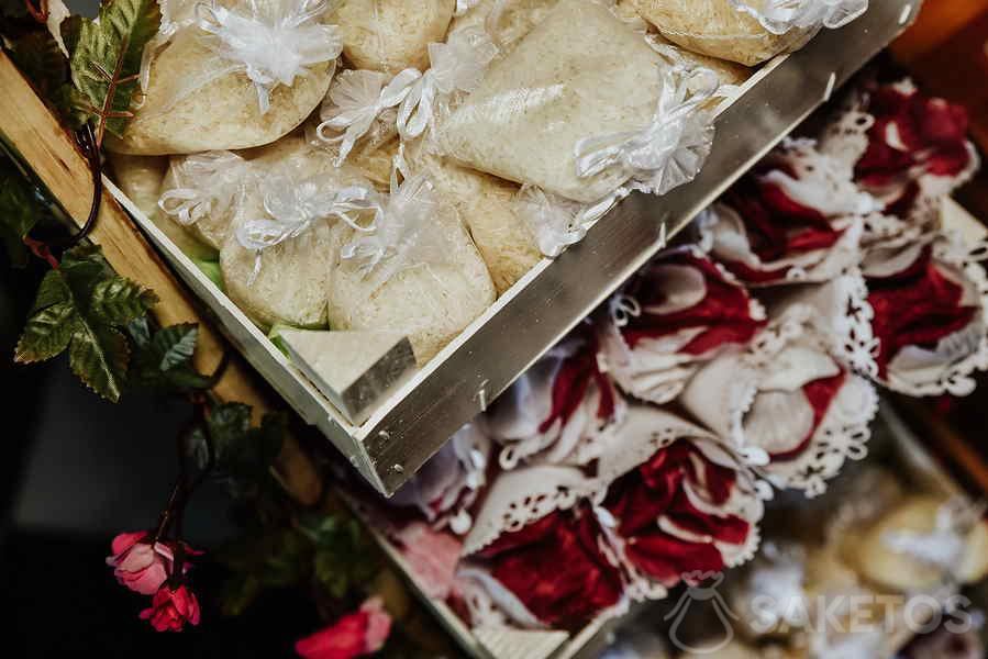 Okvětní lístky v kornoutech a rýže v sáčcích - podívejte se, čím posypat nevěstu a ženicha na svatbě.