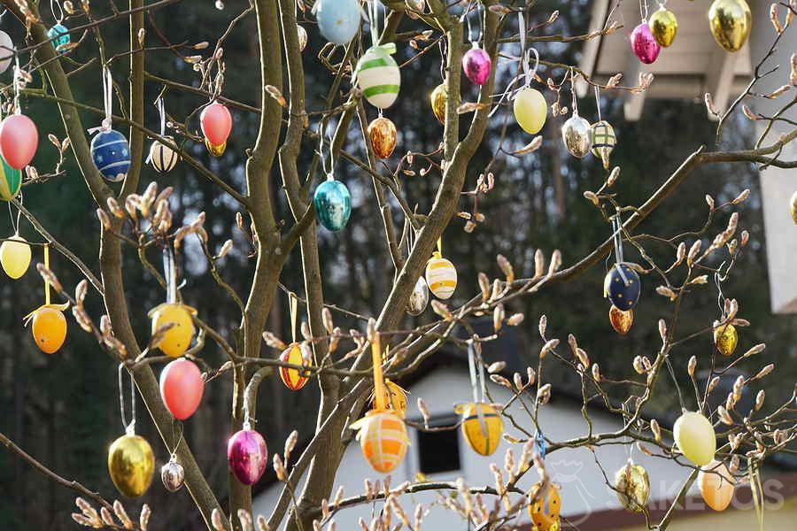 Ozdobná velikonoční vajíčka na stromě - do-it-yourself velikonoční dekorace