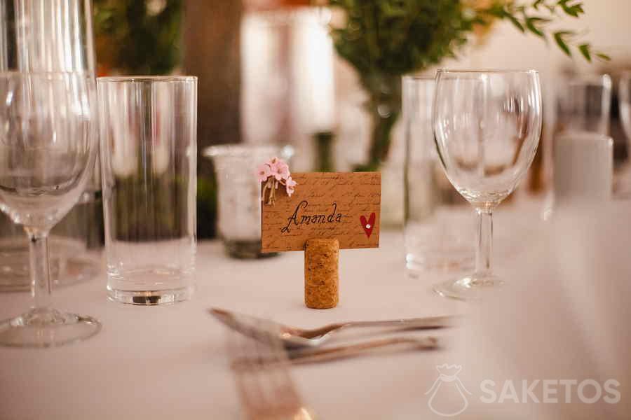 Vinný korek jako stojánek na tradiční kartičky na stůl