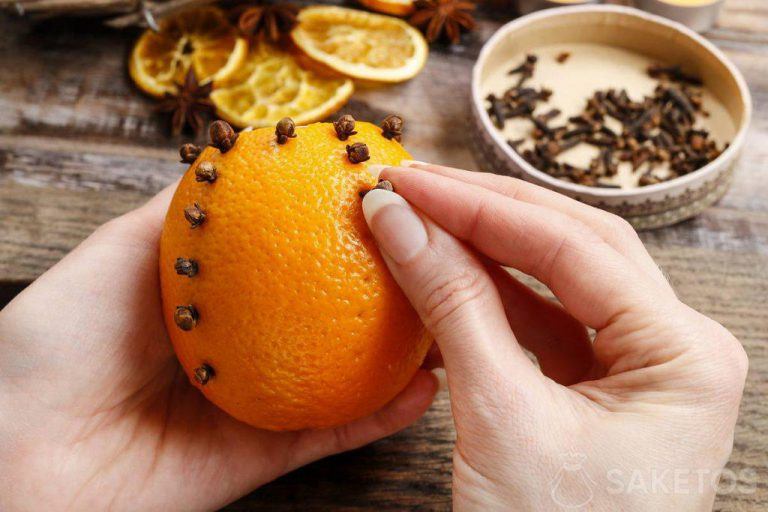 Eko dekorace na vánoční stůl - aromatický pomeranč s hřebíčkem