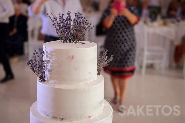 Svatební dort s levandulí - svatební dekorace s levandulí
