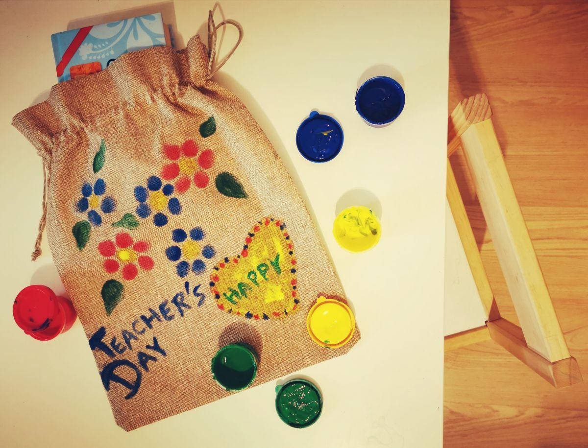 Žáci mohou sami zdobit látkové pytlíky jako dárky pro učitele!