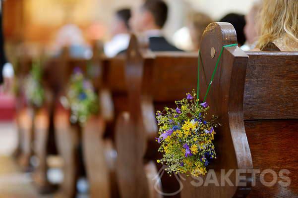 Kytice lučních květin k výzdobě kostela