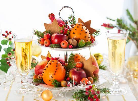 Ovocný talíř jako slavnostní dekorace vánočního stolu