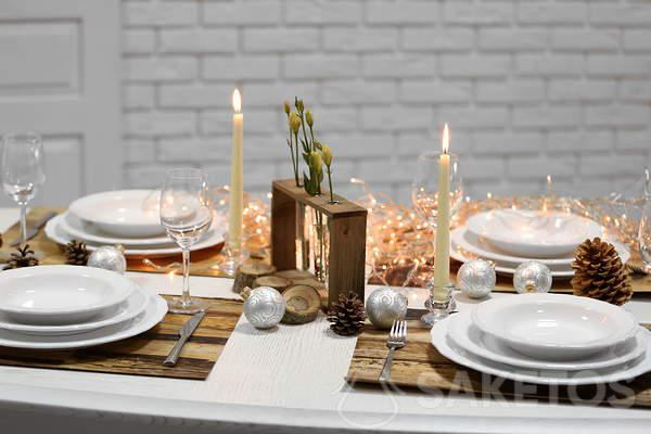 Vánoční stůl s bílým ubrusem - bílý ubrus a dřevěné doplňky