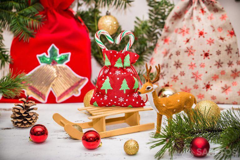 Vánoční dárky v látkových pytlících. Moderní způsob balení dárků