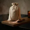 Lněné pytlíky s koupelovou solí v relaxačním SPA prostředí.