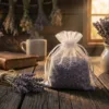 Organzové pytlíky naplněné sušenou levandulí v rustikálním stylu.