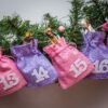 Adventní jutové tašky z kalendáře o velikosti 12 x 15 cm, růžová a fialová + bílá čísla Jutové sáčky
