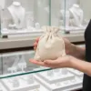 Lněné pytlíky jako obal na šperky v prodejně