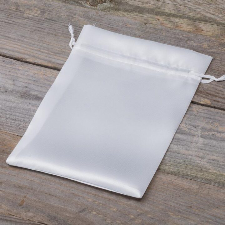Saténové sáčky 13 x 18 cm - bíle Bílé sáčky