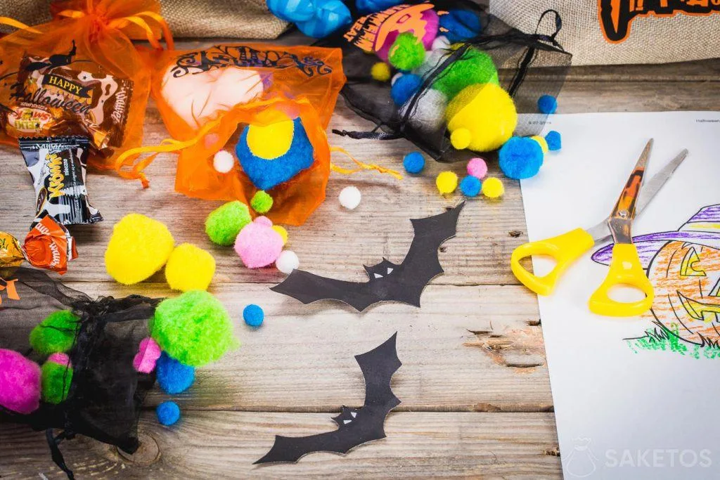 Ozdobné halloweenské tašky pojmou nejen bonbóny, ale i další dekorace.