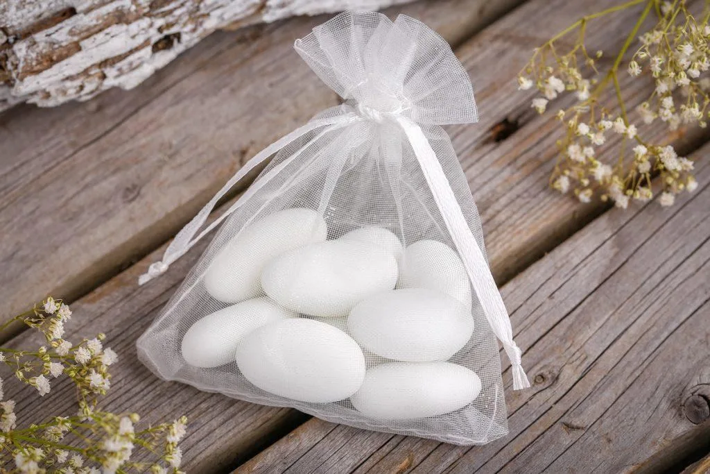 Bílý organza pytel s mandlemi