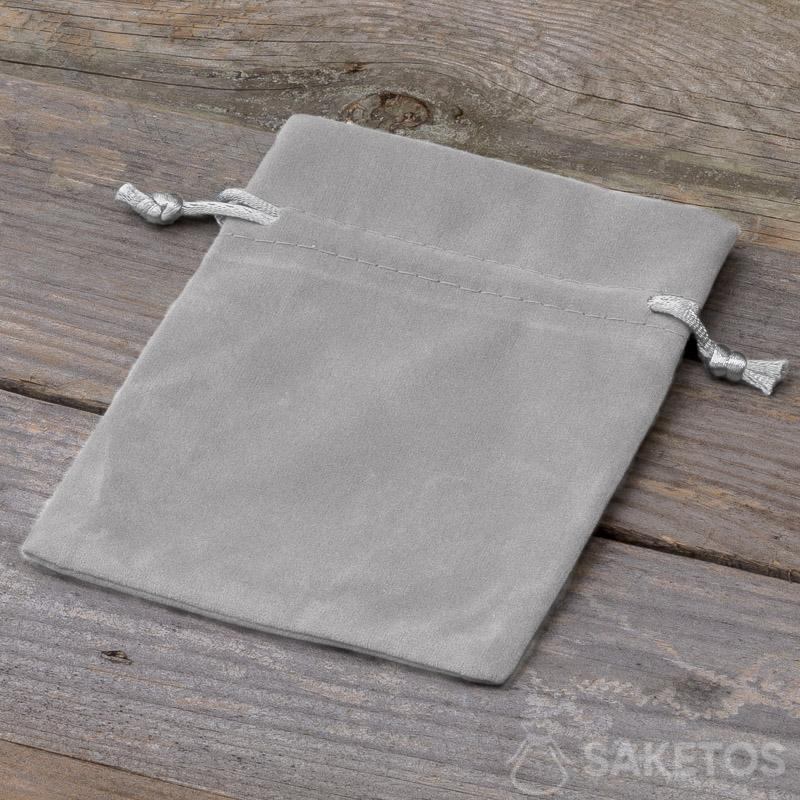Dekorativní sáček vyrobený ze šedého veluru