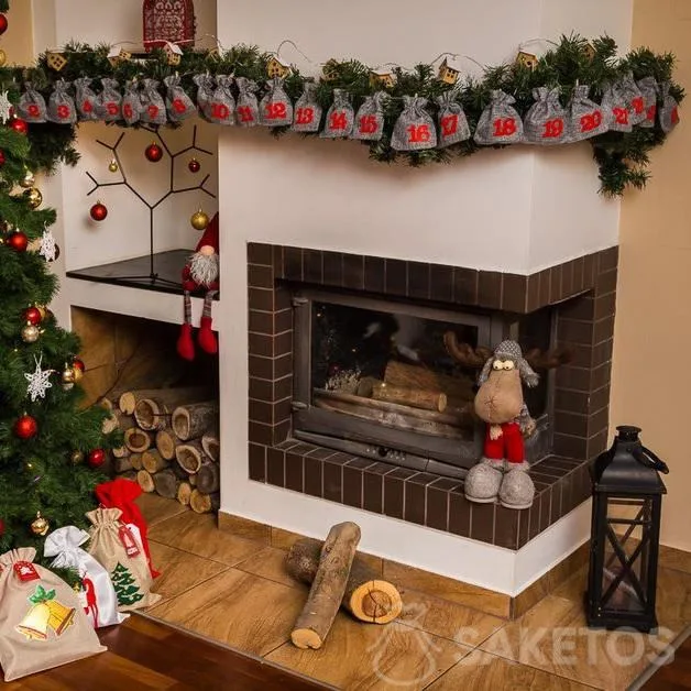 Adventní kalendář z šedých jutových pytlů - vánoční girlanda