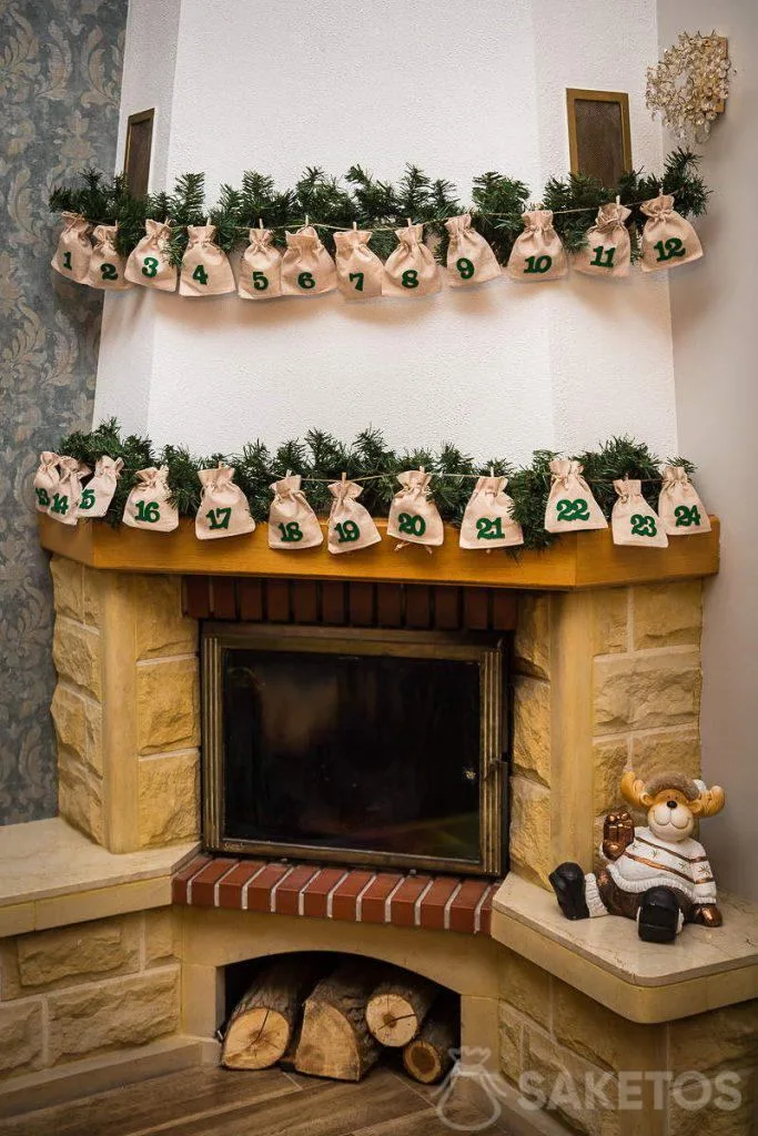 Adventní kalendář v podobě věnce z jutových pytlů
