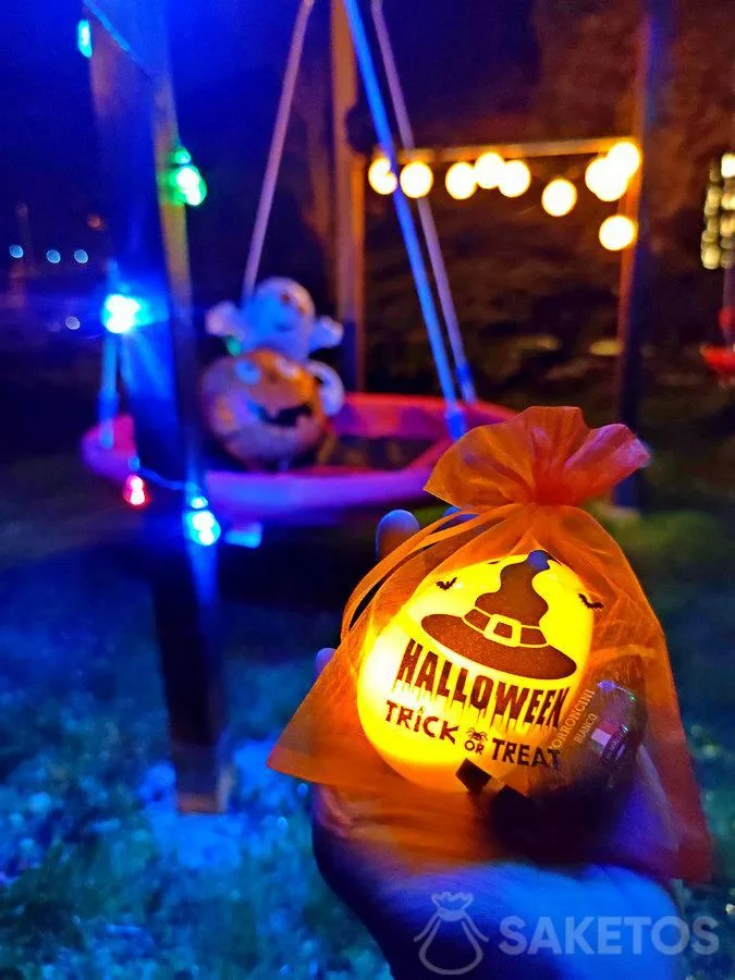 Halloweenský lov vajíček - plastová vajíčka a organzové sáčky na cukroví. Halloweenský hon na cukroví