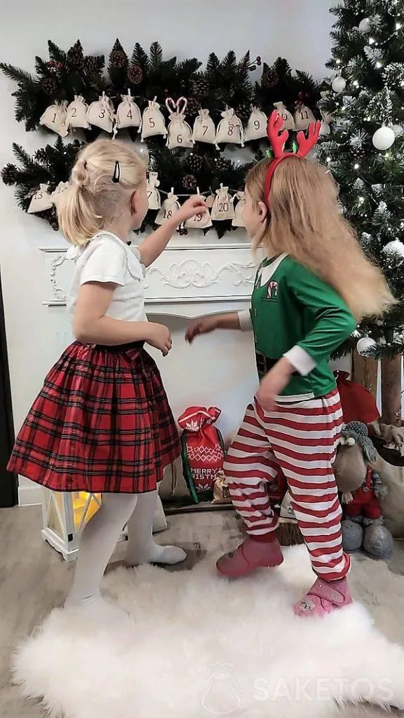 Adventní kalendář s dárkovými balíčky a aktivitami pro děti
