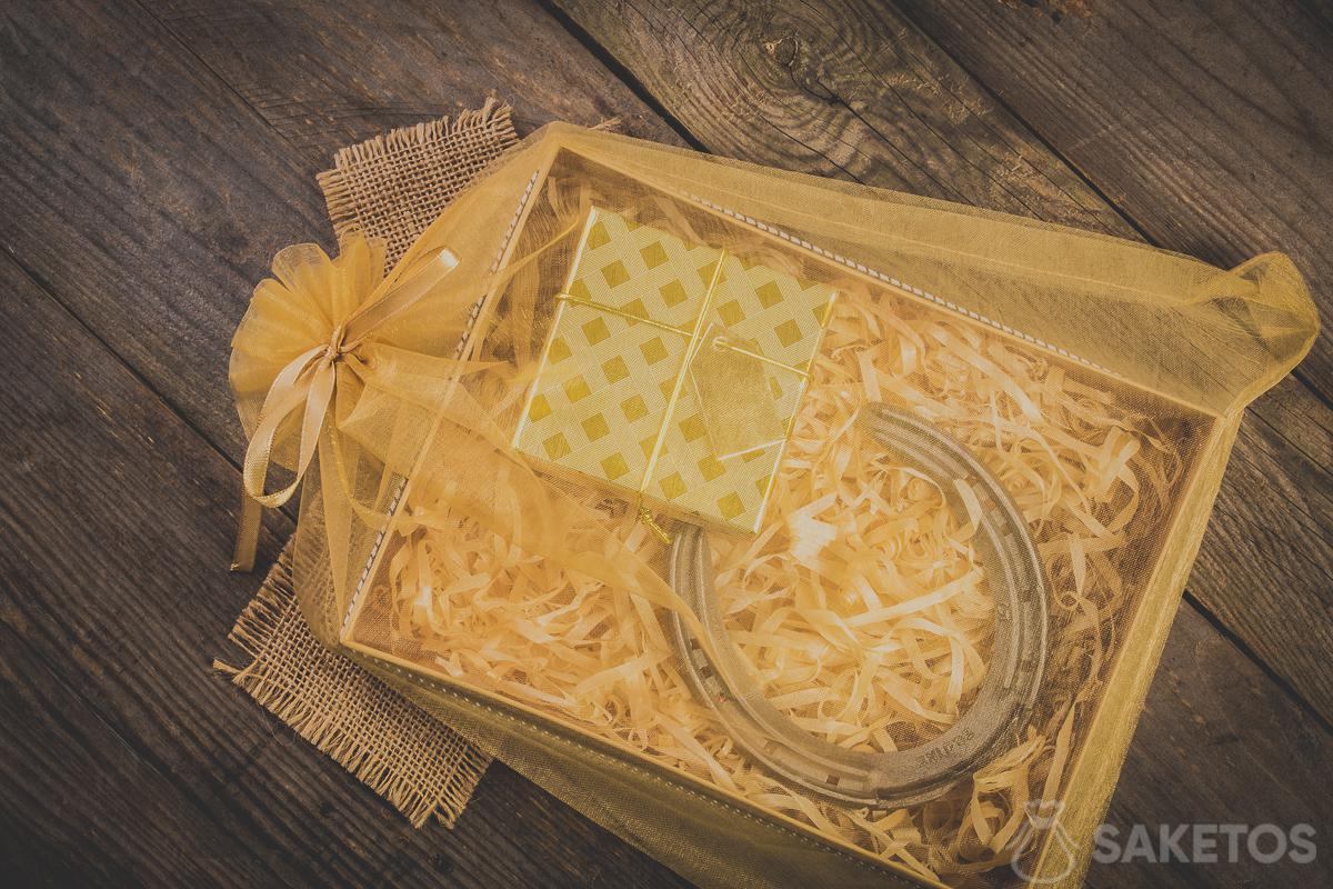 Stuha uvázaná na sáčcích z organzy