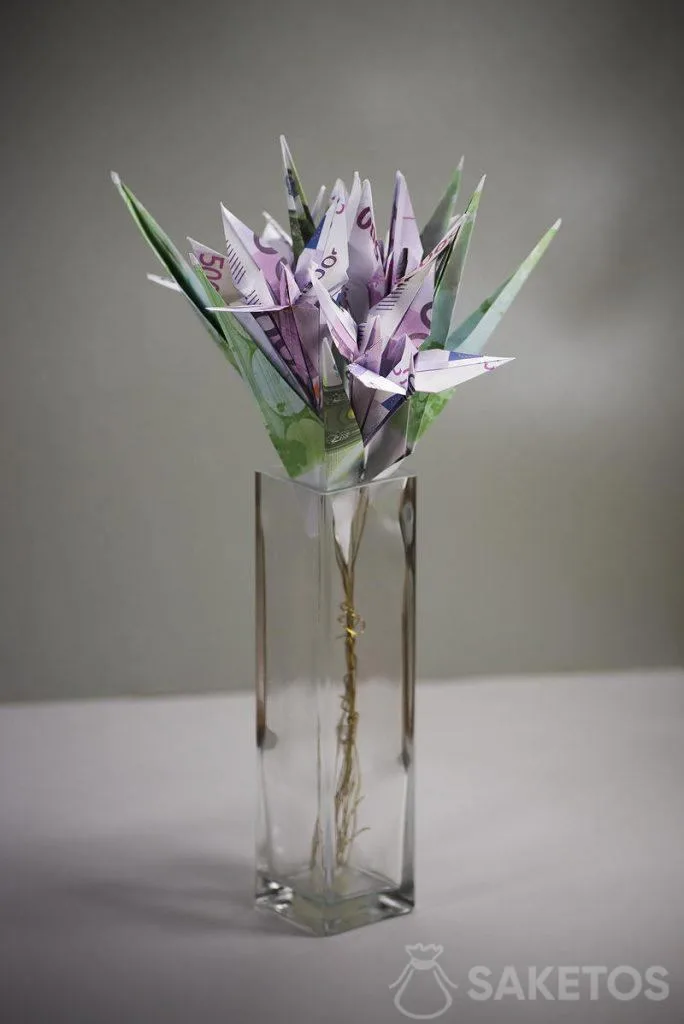 Originální nápad, jak darovat peníze - kytice bankovek origami.