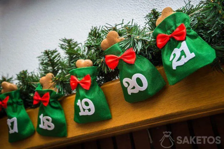 Do přihrádek adventního kalendáře můžete vložit např. perníčky nebo vykrajovátka na sušenky.