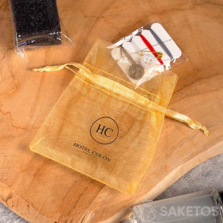 Hotelové doplňky v sáčku s logem hotelu - organzové sáčky jako obal na propagační pomůcky pro hotely