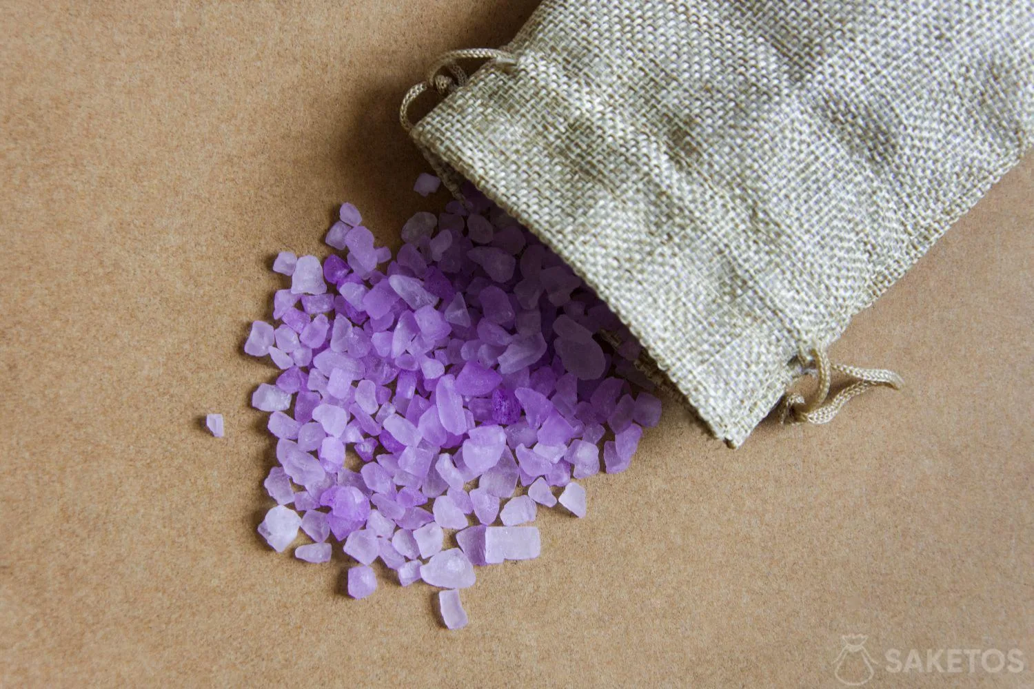 Silica gel je dokonalým řešením, když se chcete zbavit vlhkosti z bot.