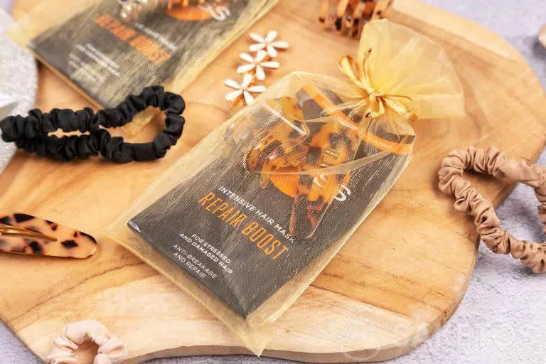 Organzový sáček ideální pro paletku očních stínů nebo jiný malý kosmetický produkt na oslavu 18. narozenin