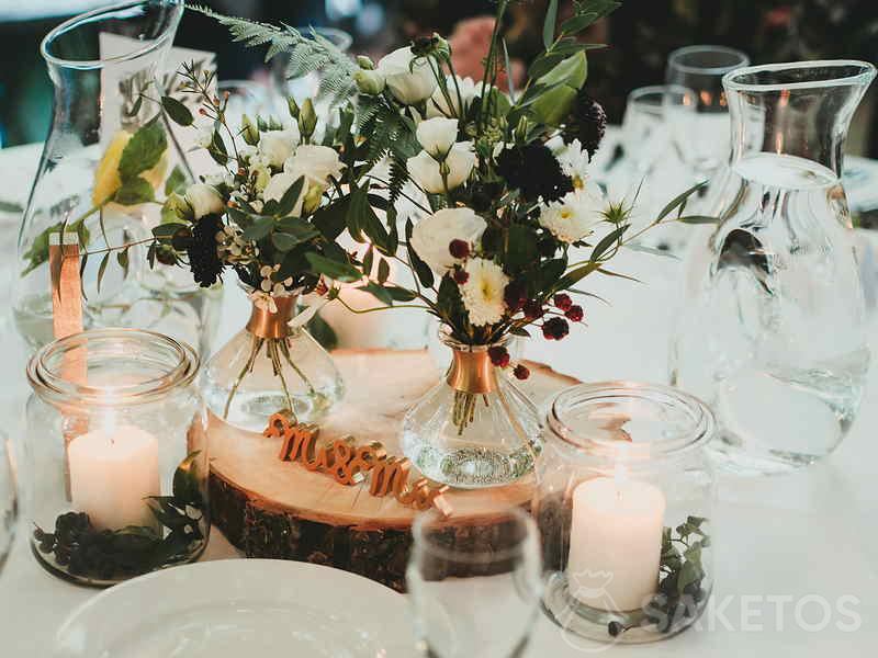 Svícen ve sklenici - svatební dekorace v rustikálním a boho stylu