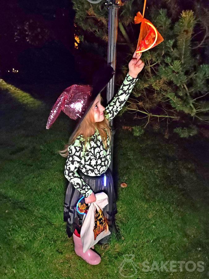 Halloween candy hunt - cukroví ve vejcích svítících ve tmě