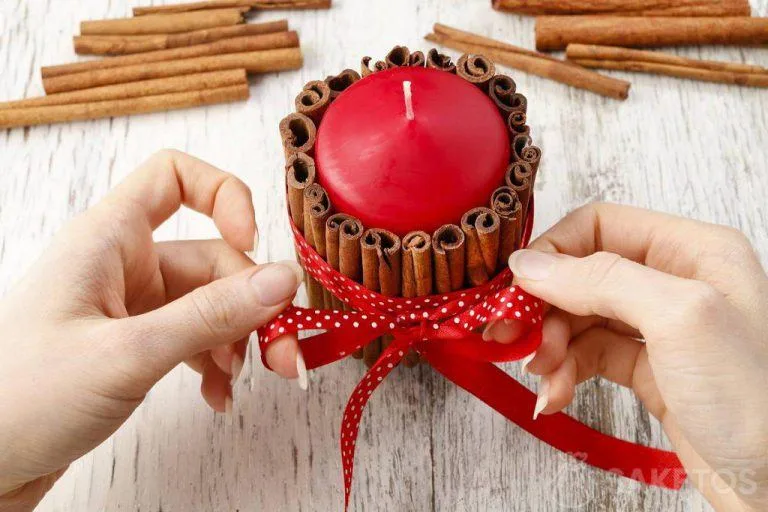 DIY vánoční dekorace - skořicový svícen