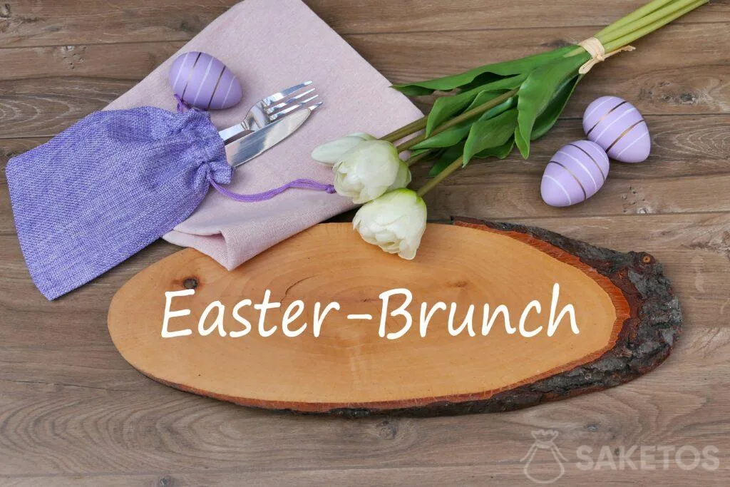 Velikonoční brunch. Látkový sáček jako součást velikonoční výzdoby stolu.