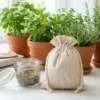 Lněné pytlíky u bylinek v květináči a sklenice - úložné a dárkové balení
