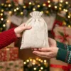 Lněné pytlíky jako vánoční dárkové balení s dekoracemi