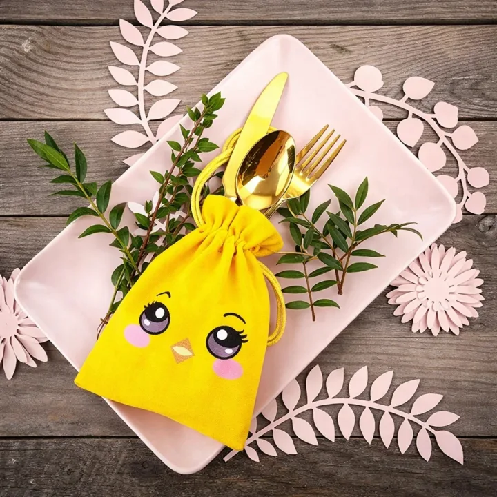 Žlutý velikonoční pytlík na příbory s kuřátkem