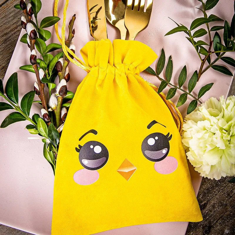 Velurový velikonoční pytlík 13 x 18 cm se žlutým potiskem kuřátka - dekorativní pytlík na dárky